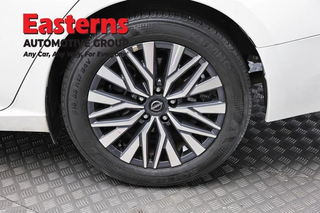 Used 2025 White Nissan 2.5 SV image 10
