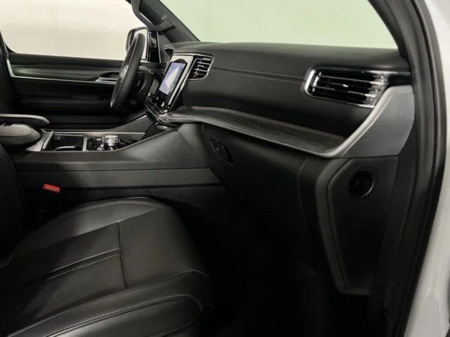 2023 Jeep Wagoneer L Series III - Photo 14