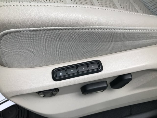 Used 2019 Fortana Red Metallic Volkswagen 3.6L V6 SEL Premium image 29
