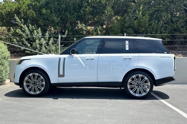 New 2026 Fuji White Land Rover SE image 2