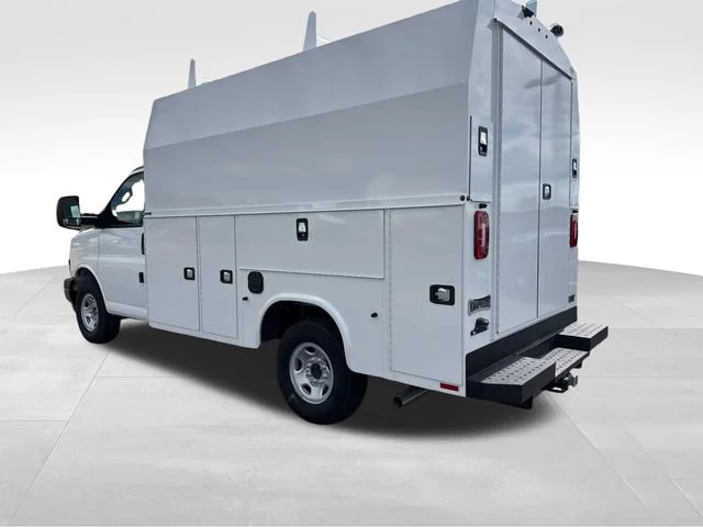New 2026 Summit White Chevrolet 1WT image 3
