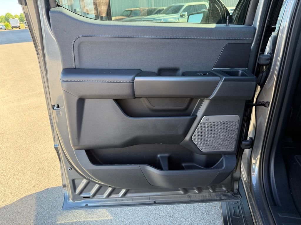 Used 2025 Carbonized Gray Metallic Ford Lariat image 9
