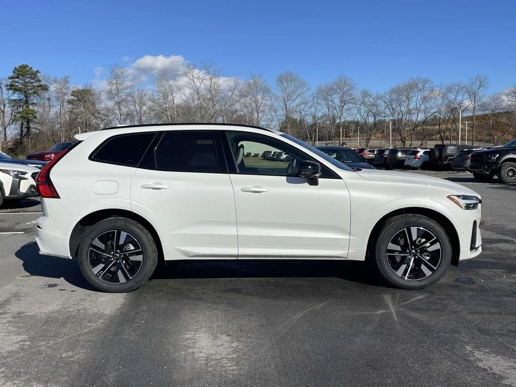 New 2026 Crystal White Volvo Plus image 28