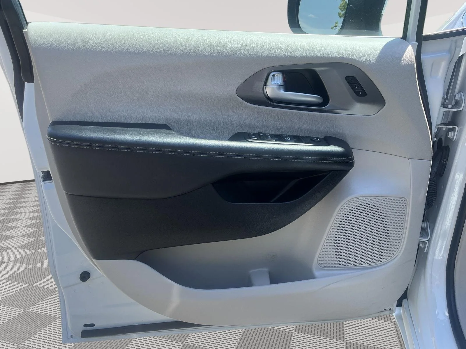 Used 2023 Bright White Clearcoat Chrysler Touring L image 17
