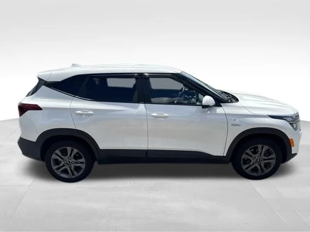 Used 2022 White Kia LX image 5