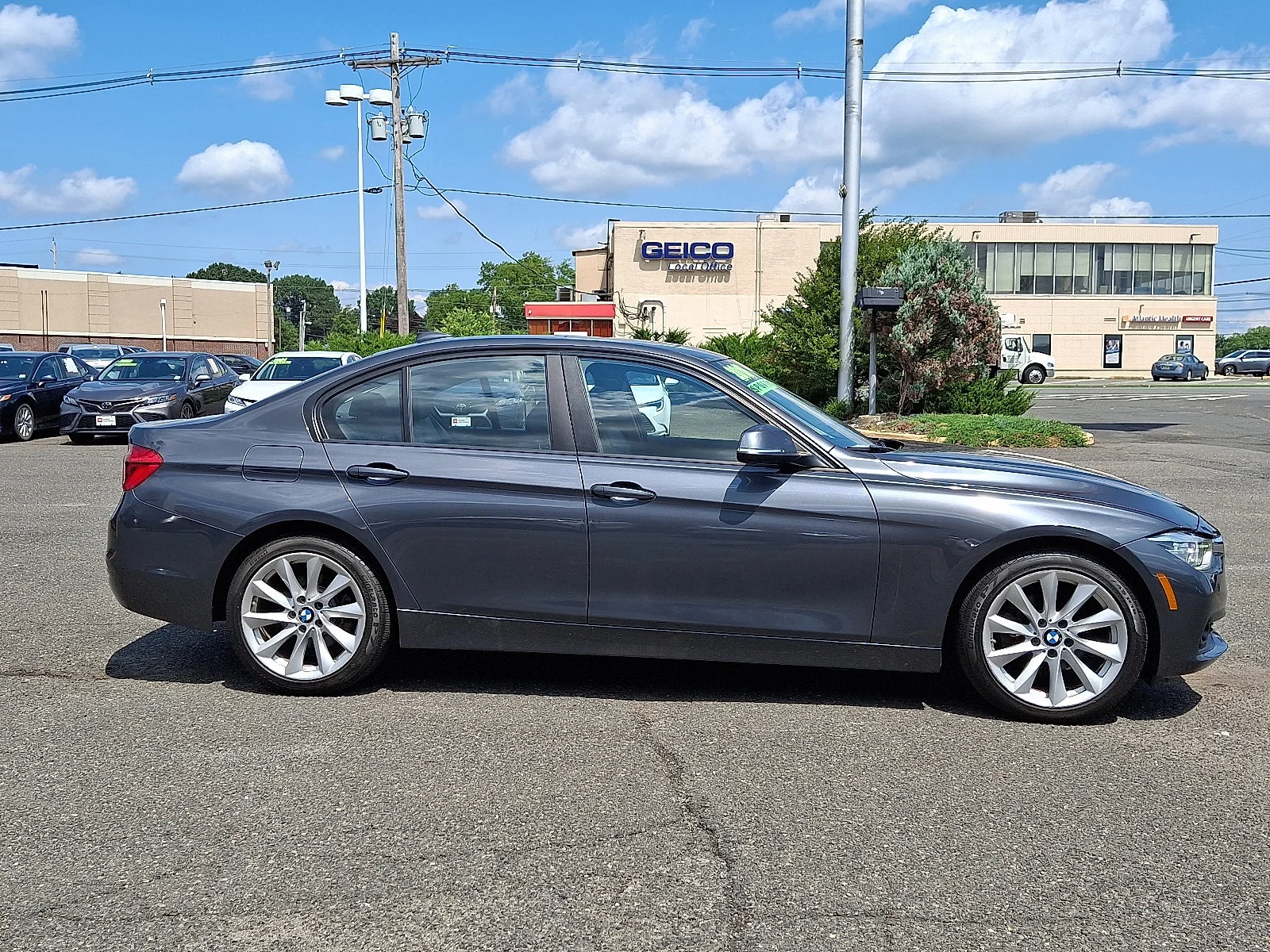 Used 2018 Mineral Gray Metallic BMW 320i xDrive image 8