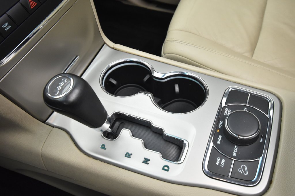Used 2013 Bright White Clearcoat Jeep Limited image 21