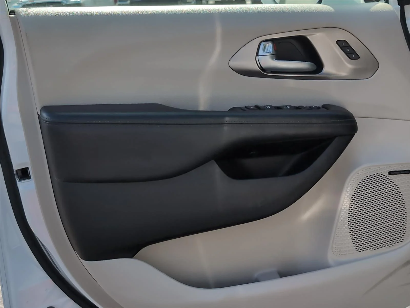 Used 2018 Bright White Clearcoat Chrysler Limited image 18