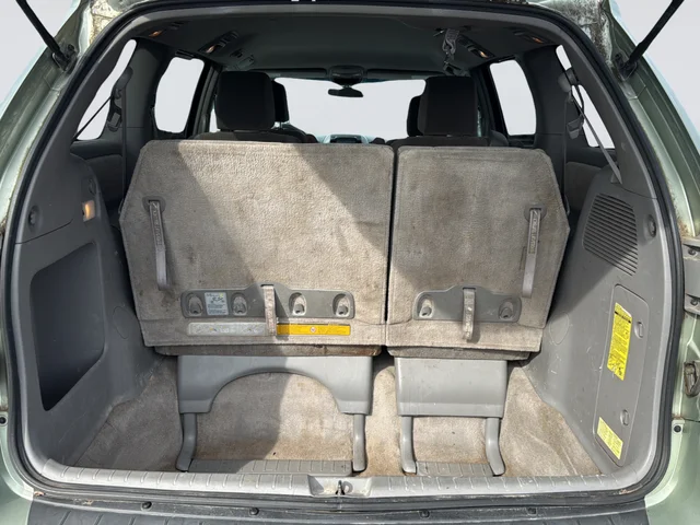 Used 2010 Silver Toyota LE image 35