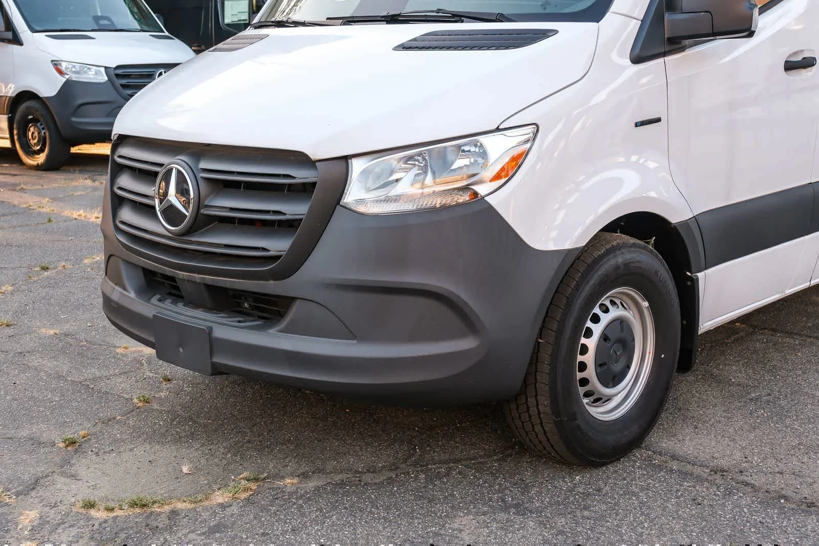 New 2025 Arctic+White Mercedes-Benz Cargo 170WB High Roof 113kw Battery RWD SO Motor image 11