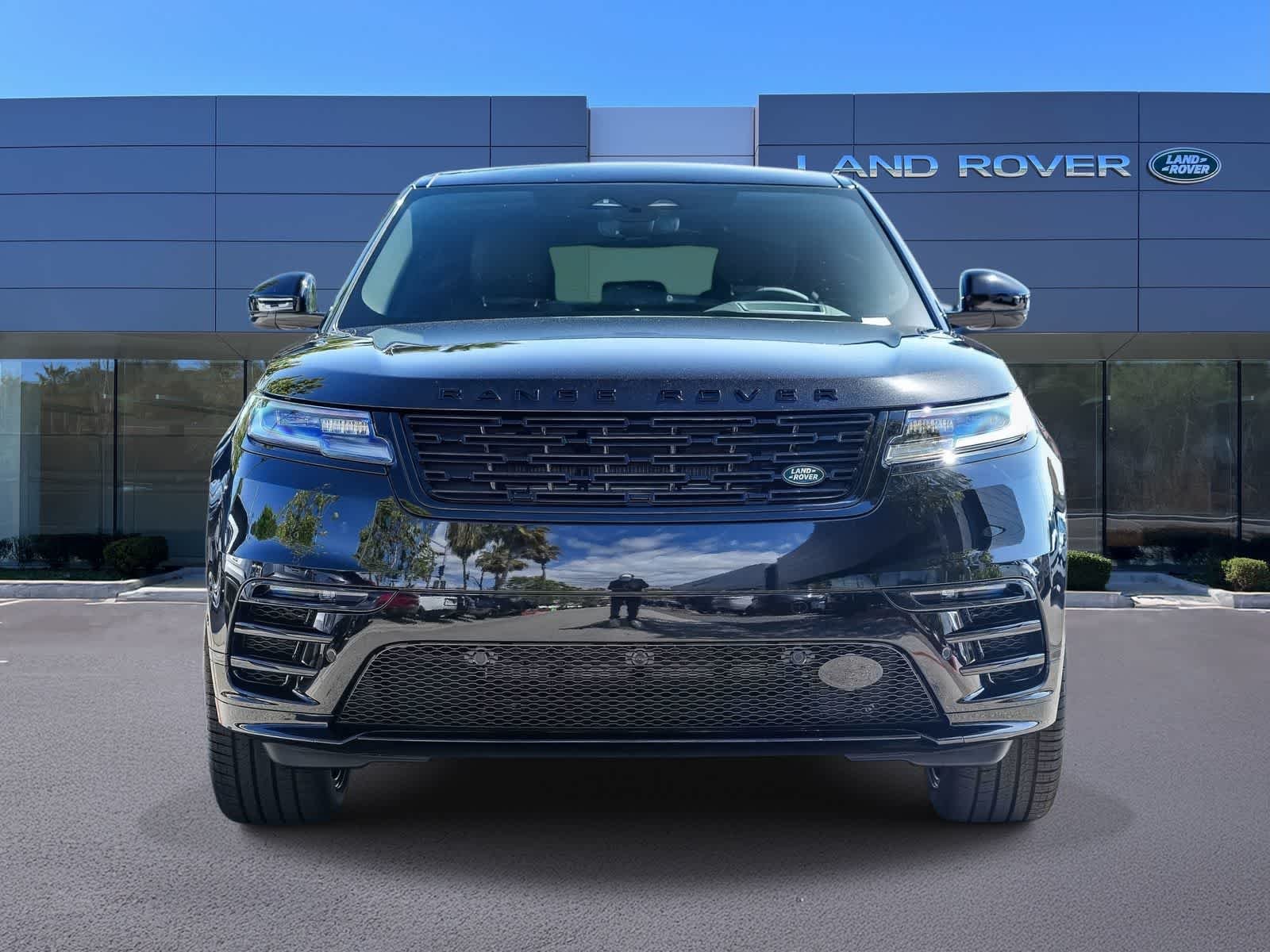 New 2026 Santorini Black Land Rover Dynamic SE image 2