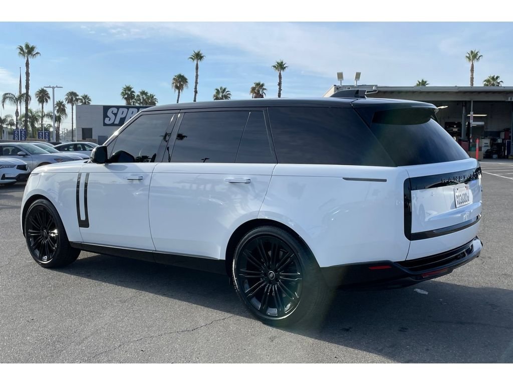 Used 2023 Fuji White Land Rover SE image 3