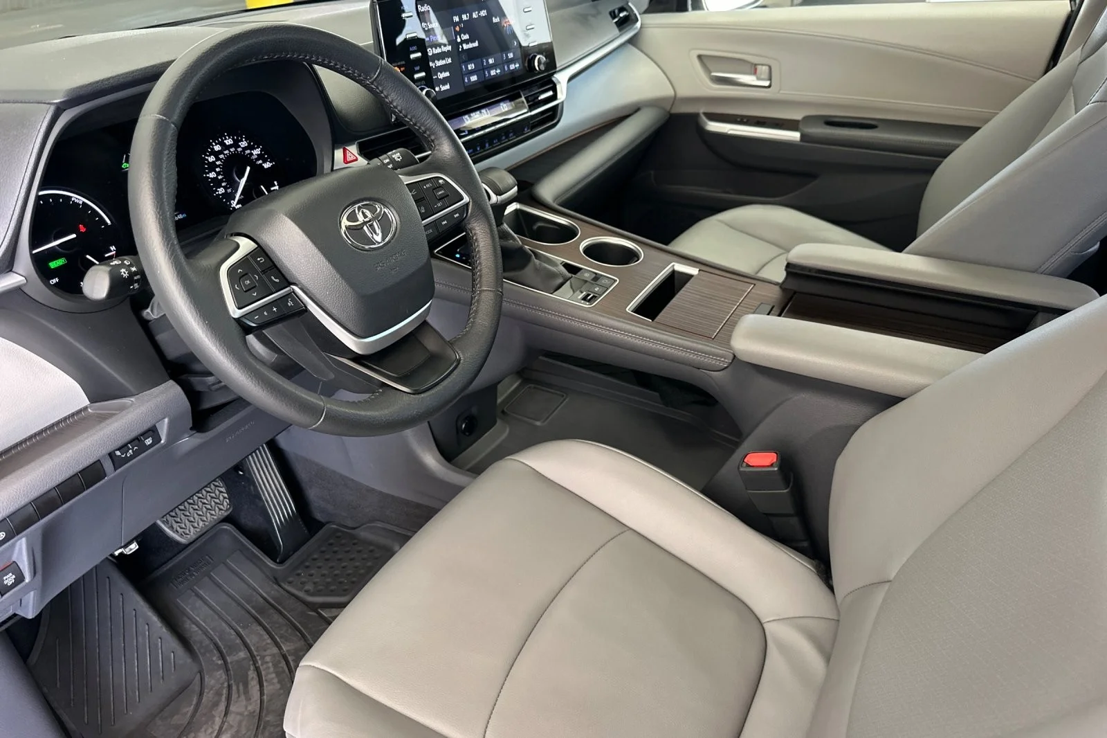Used 2022 CELESTIAL SILVER MET Toyota XLE image 9