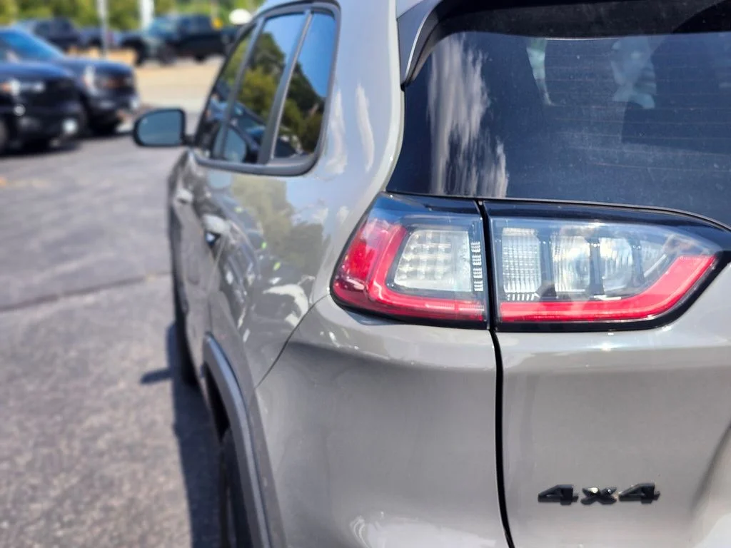 Used 2023 Gray Jeep Altitude image 9