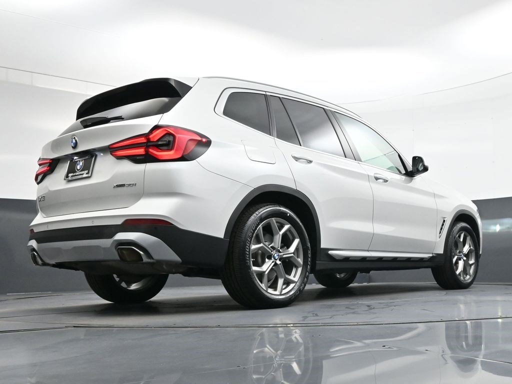 Used 2024 White Metallic BMW xDrive30i image 29