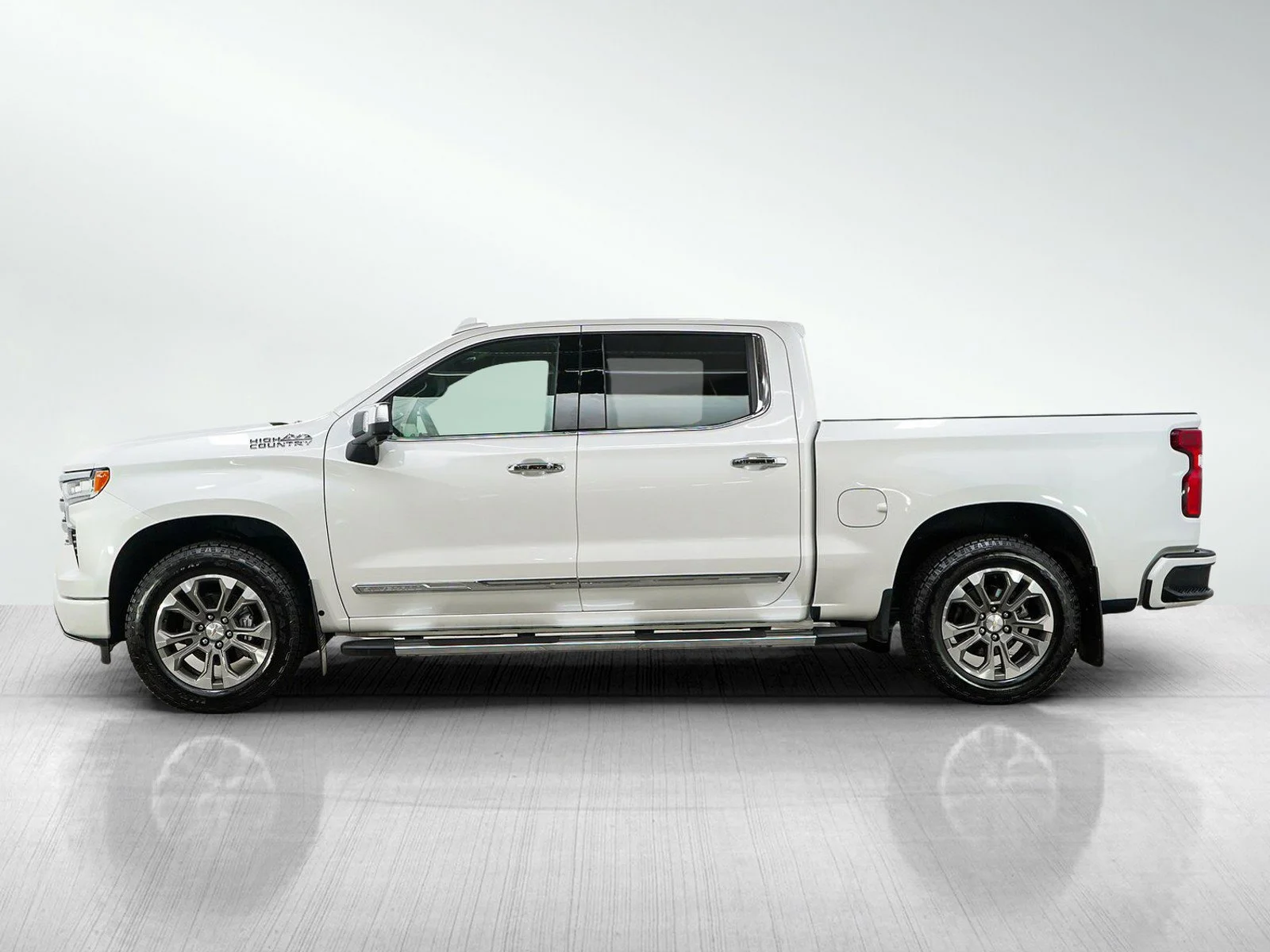 Used 2024 Chevrolet Silverado 1500 High Country with VIN 1GCUDJEL3RZ235953 for sale in Roseville, Minnesota