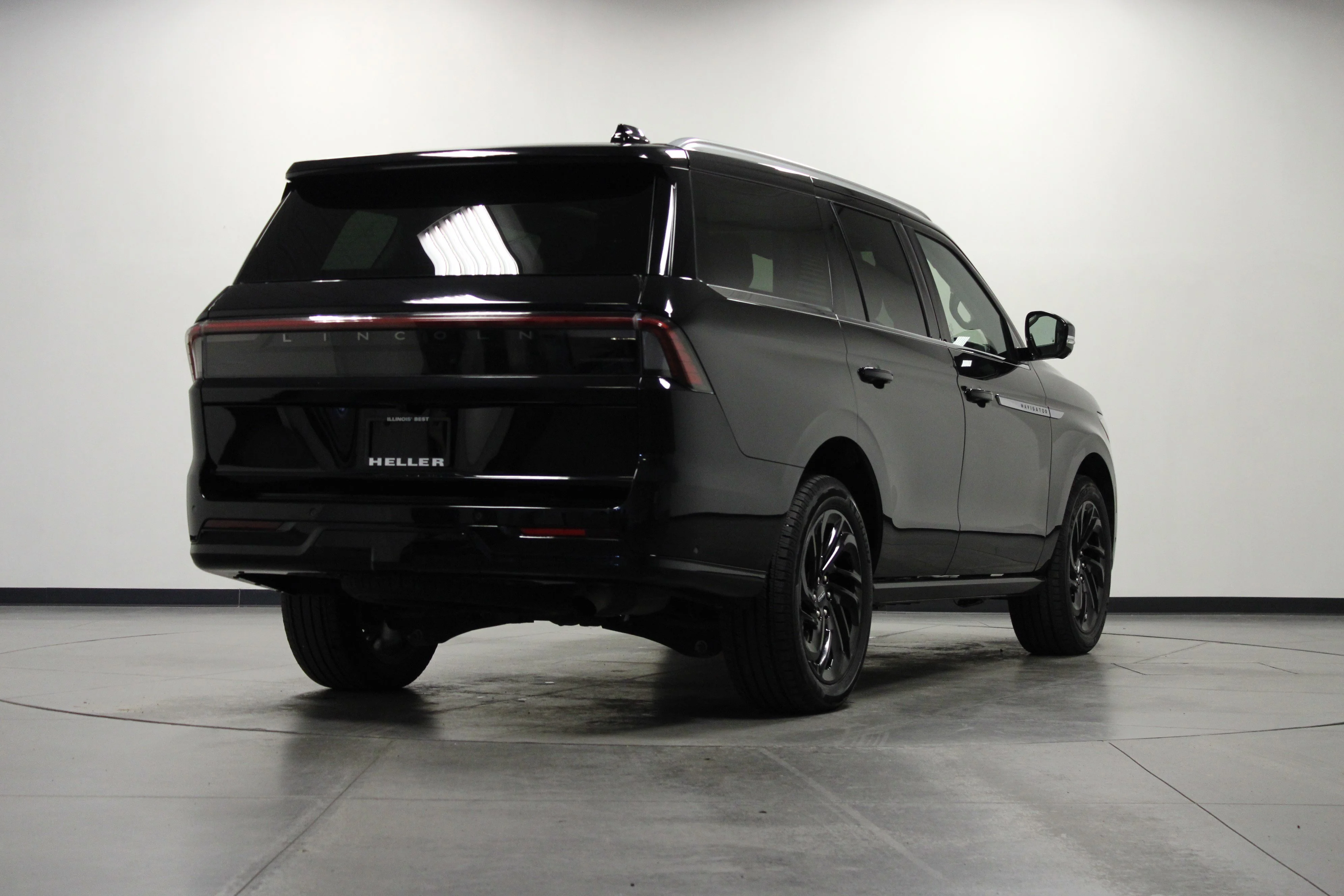 Used 2025 Black Metallic Lincoln Reserve image 4