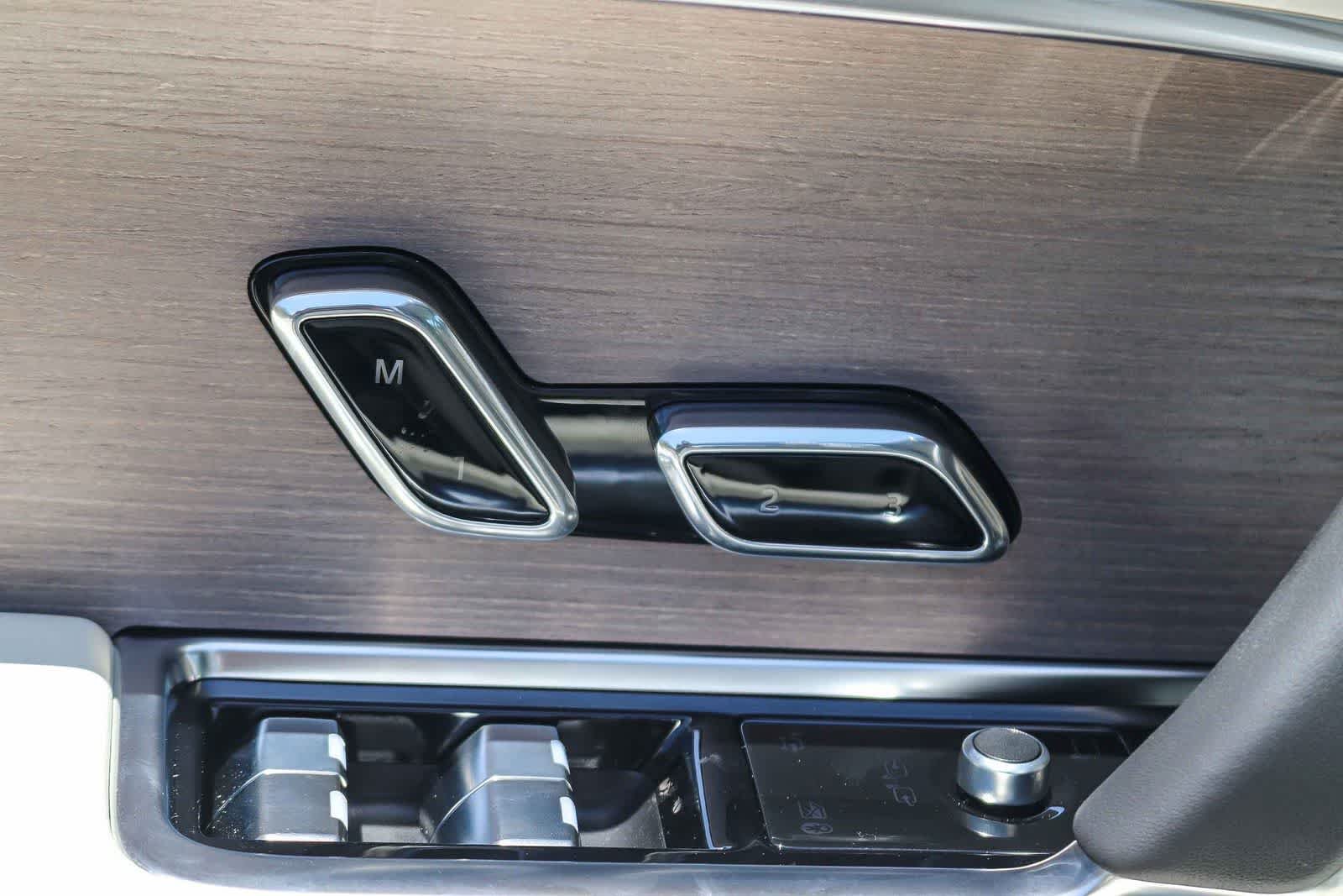 New 2026 Fuji White Land Rover SE image 21