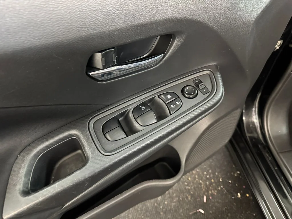 Used 2021 Black Nissan 1.6 SV image 13