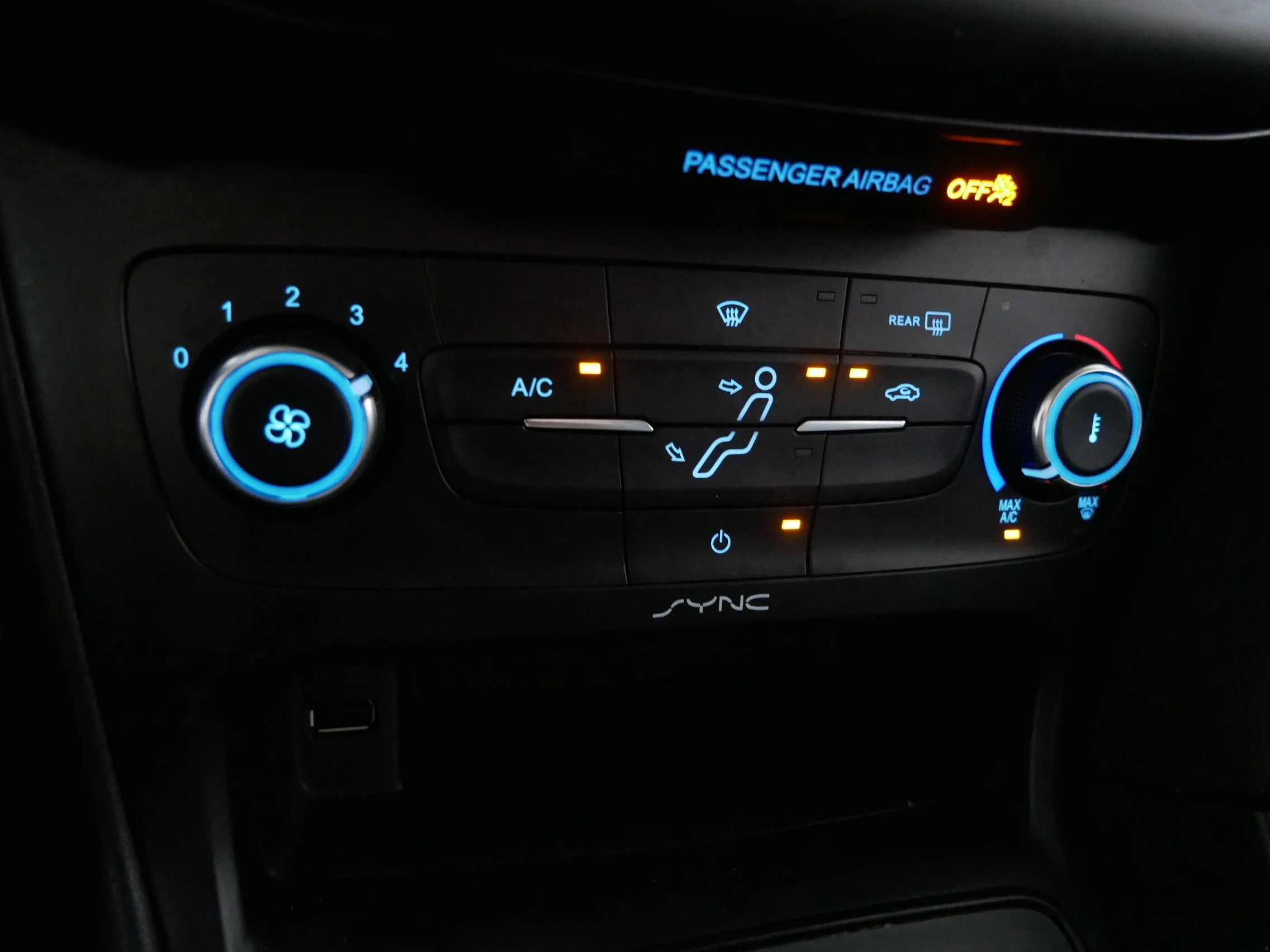 Used 2017 White Gold Metallic Ford SE image 23