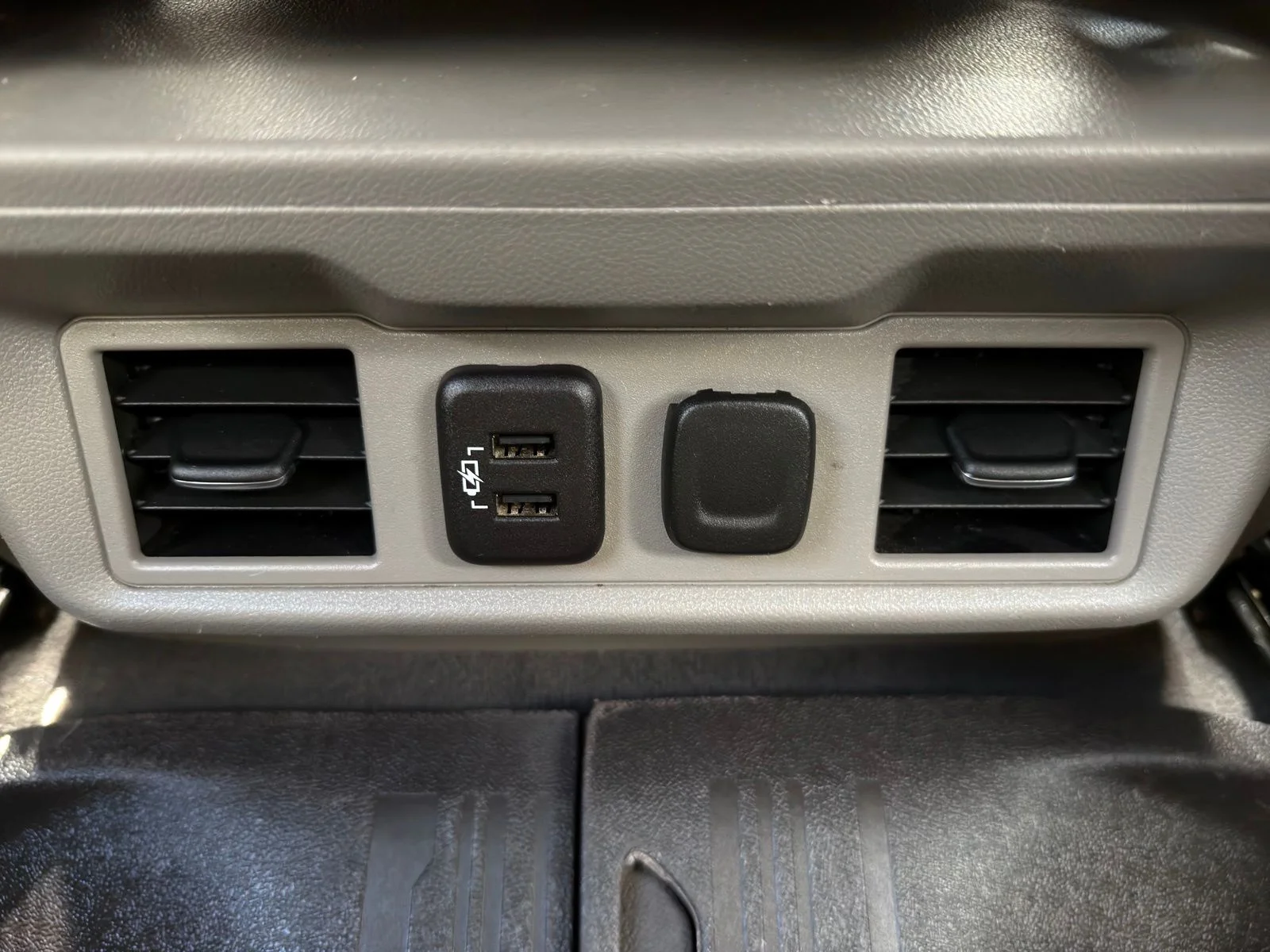 Used 2023 White GMC SLT image 33