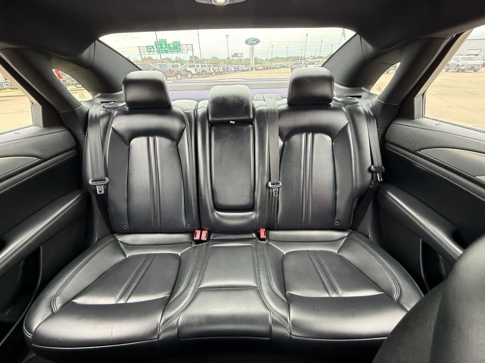 Used 2017  LINCOLN PREMIERE FWD image 24