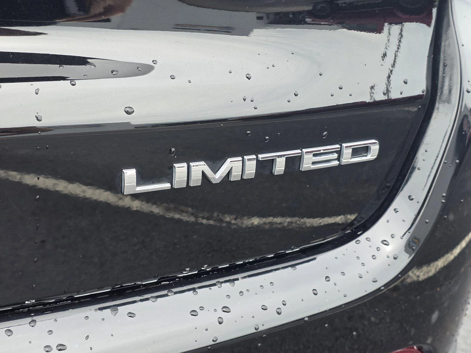 Used 2025 Diamond Black Crystal Pearlcoat Jeep Limited image 33