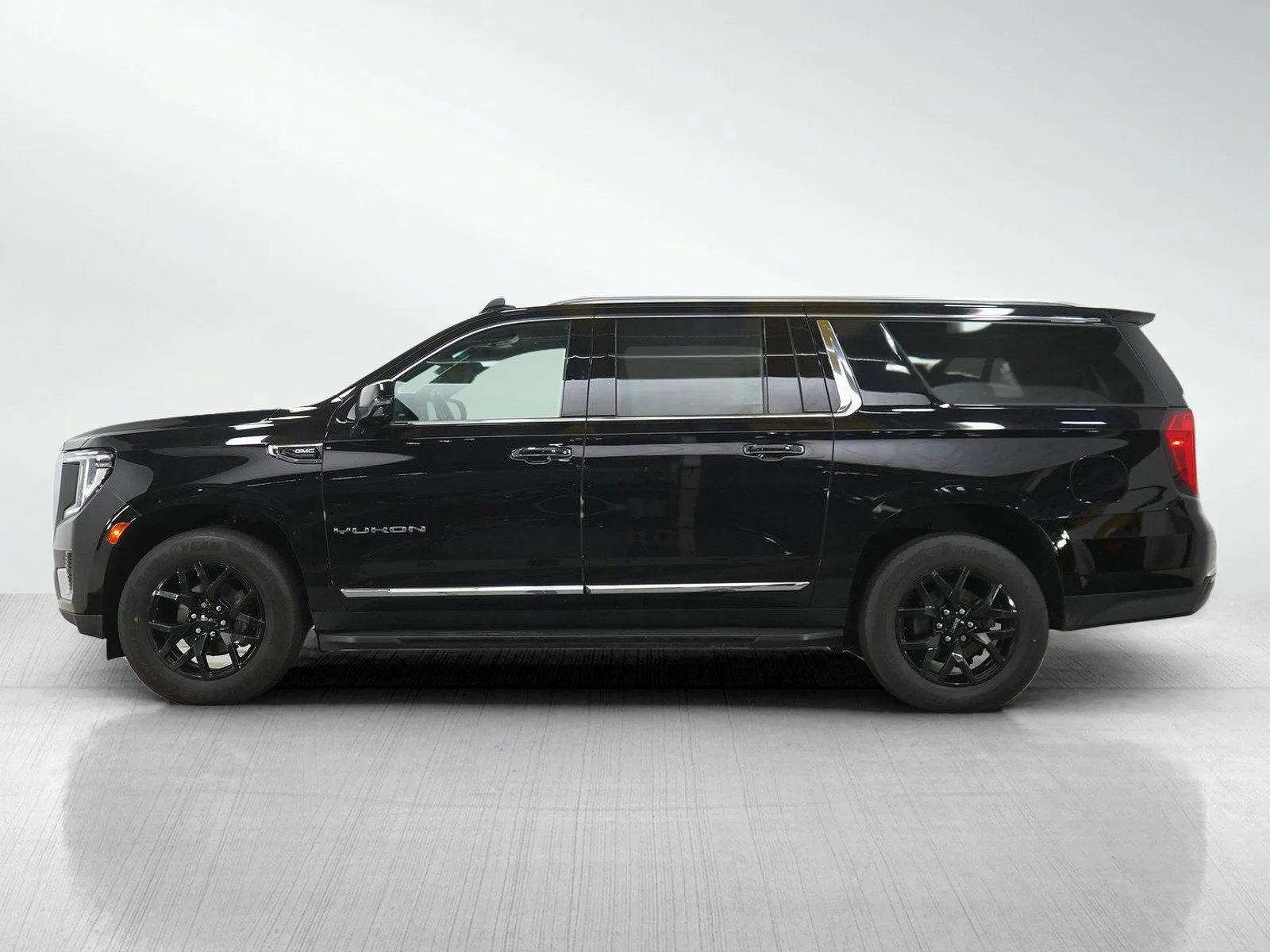 Used 2022 GMC Yukon XL SLT with VIN 1GKS2GKD9NR346003 for sale in Minneapolis, Minnesota