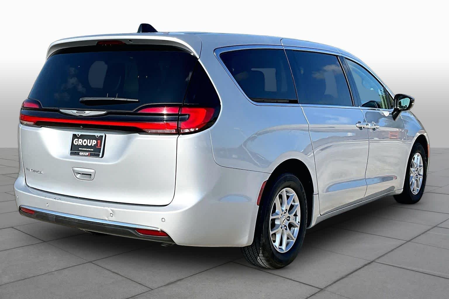 Used 2024 Silver Mist Clearcoat Chrysler Touring L image 12