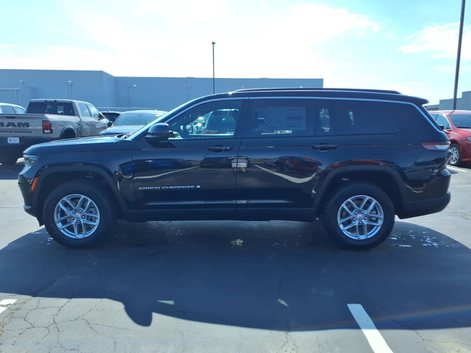 New 2026 Diamond Black Crystal Pearlcoat Jeep Laredo X image 3