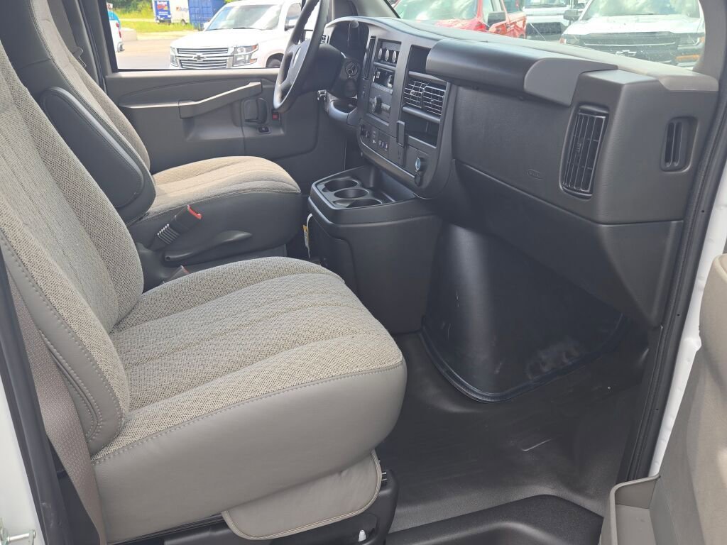 2025 Chevrolet Express Cargo Work Van - Photo 4