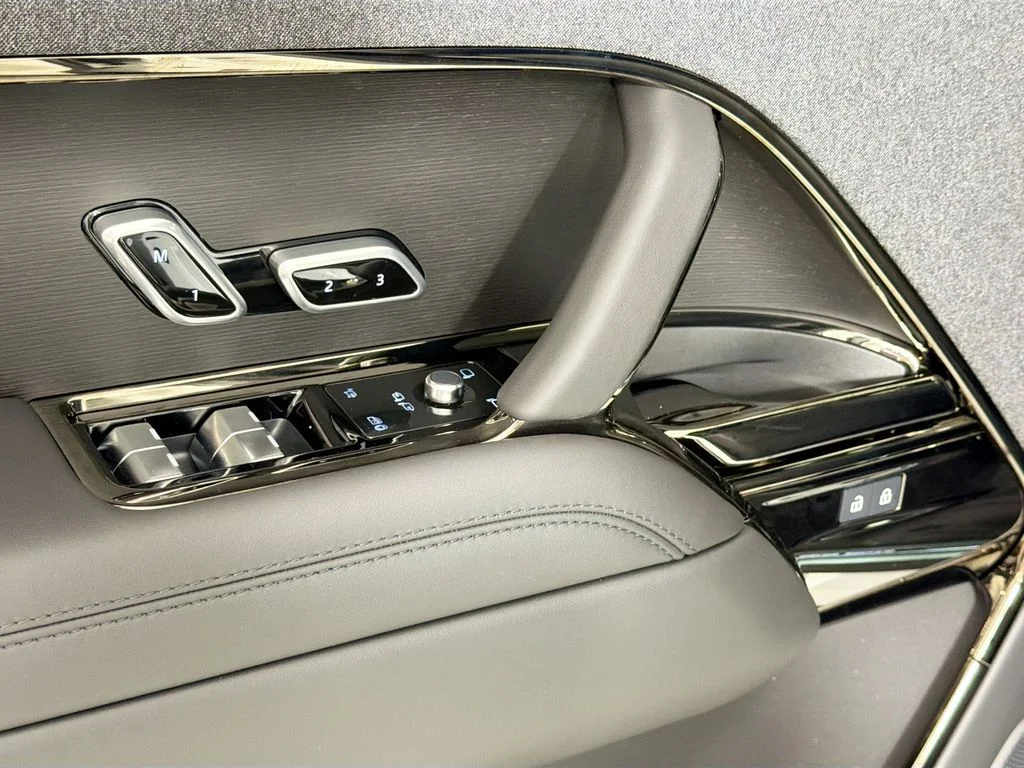 New 2026 Fuji White Land Rover SE image 18