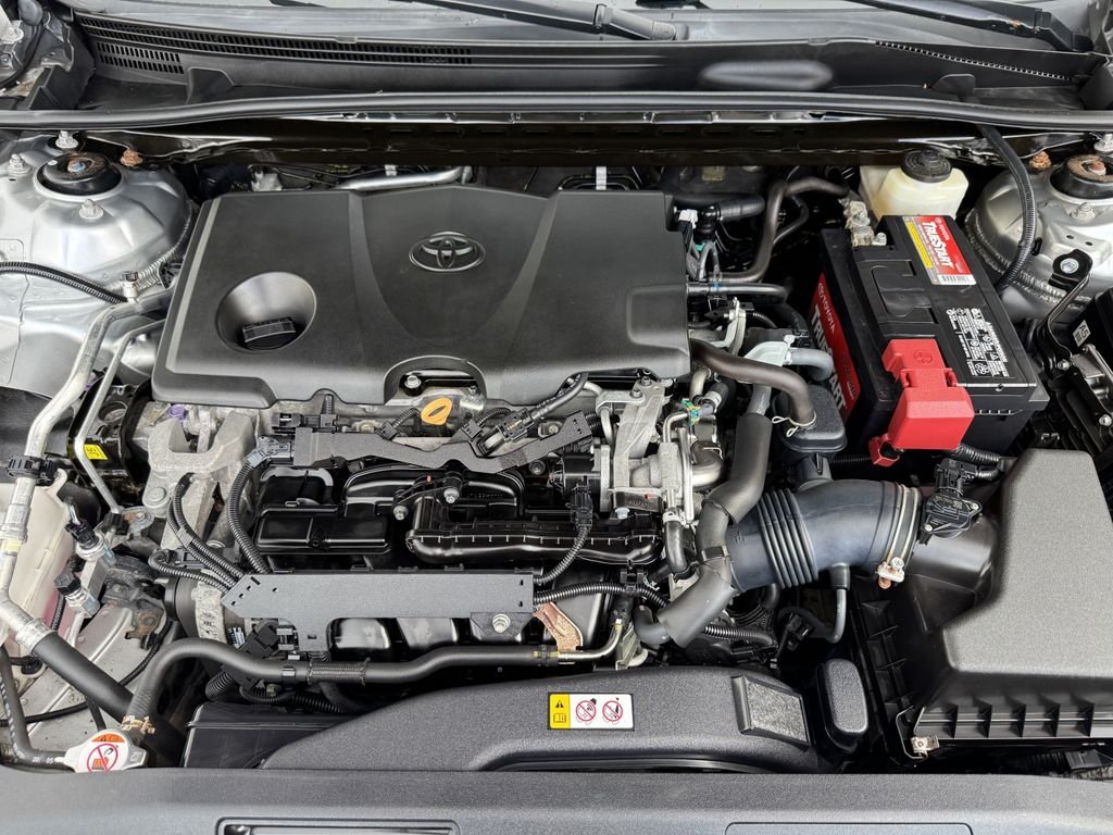 Used 2018 Silver Toyota XLE image 12