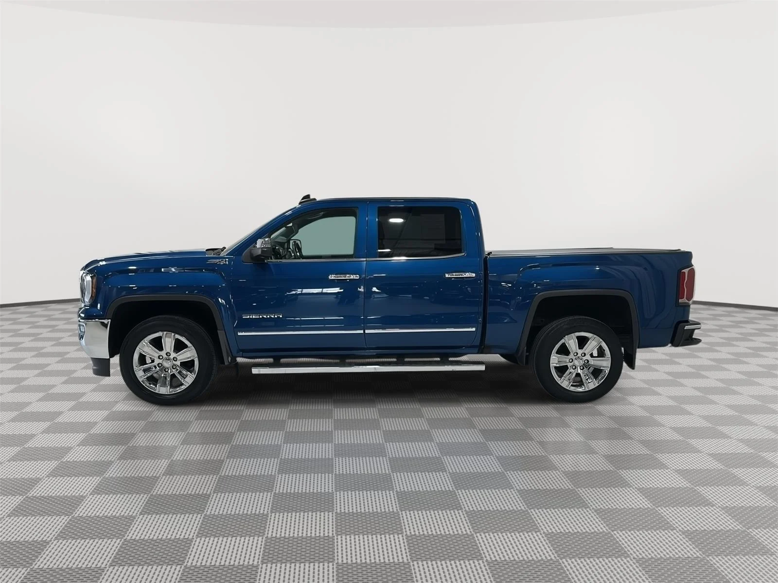 Used 2018 GMC Sierra 1500 SLT with VIN 3GTU2NEC6JG333828 for sale in Alexandria, Minnesota