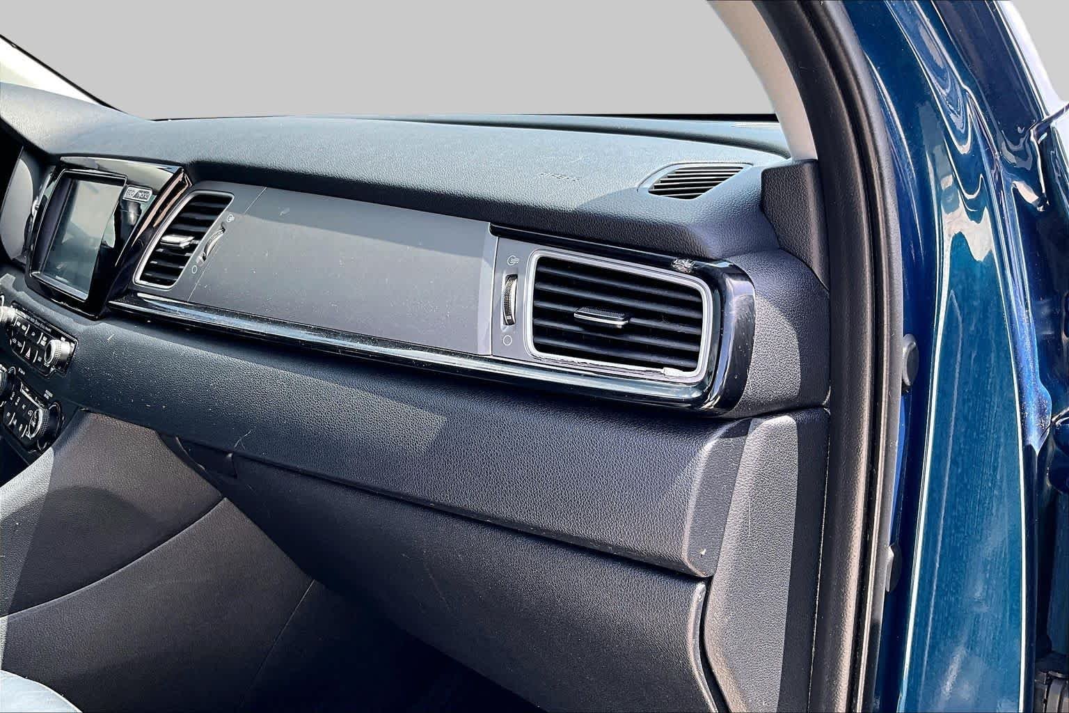 Used 2018 CERULEAN Kia Touring image 17