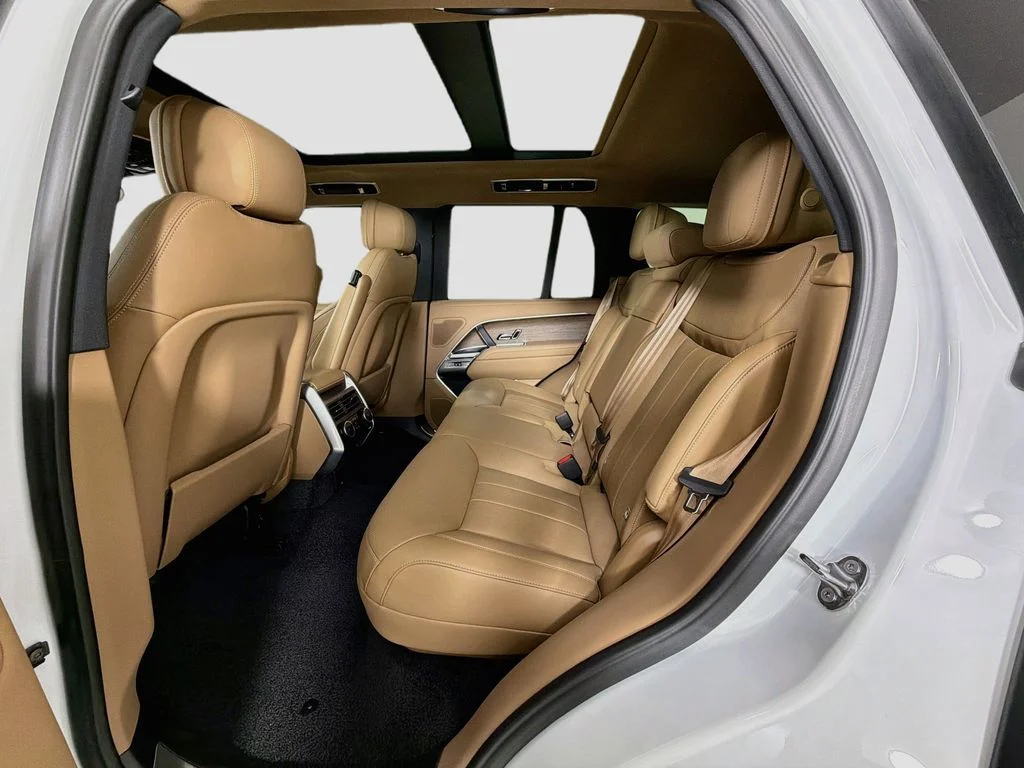 Used 2025 White Land Rover SE image 26