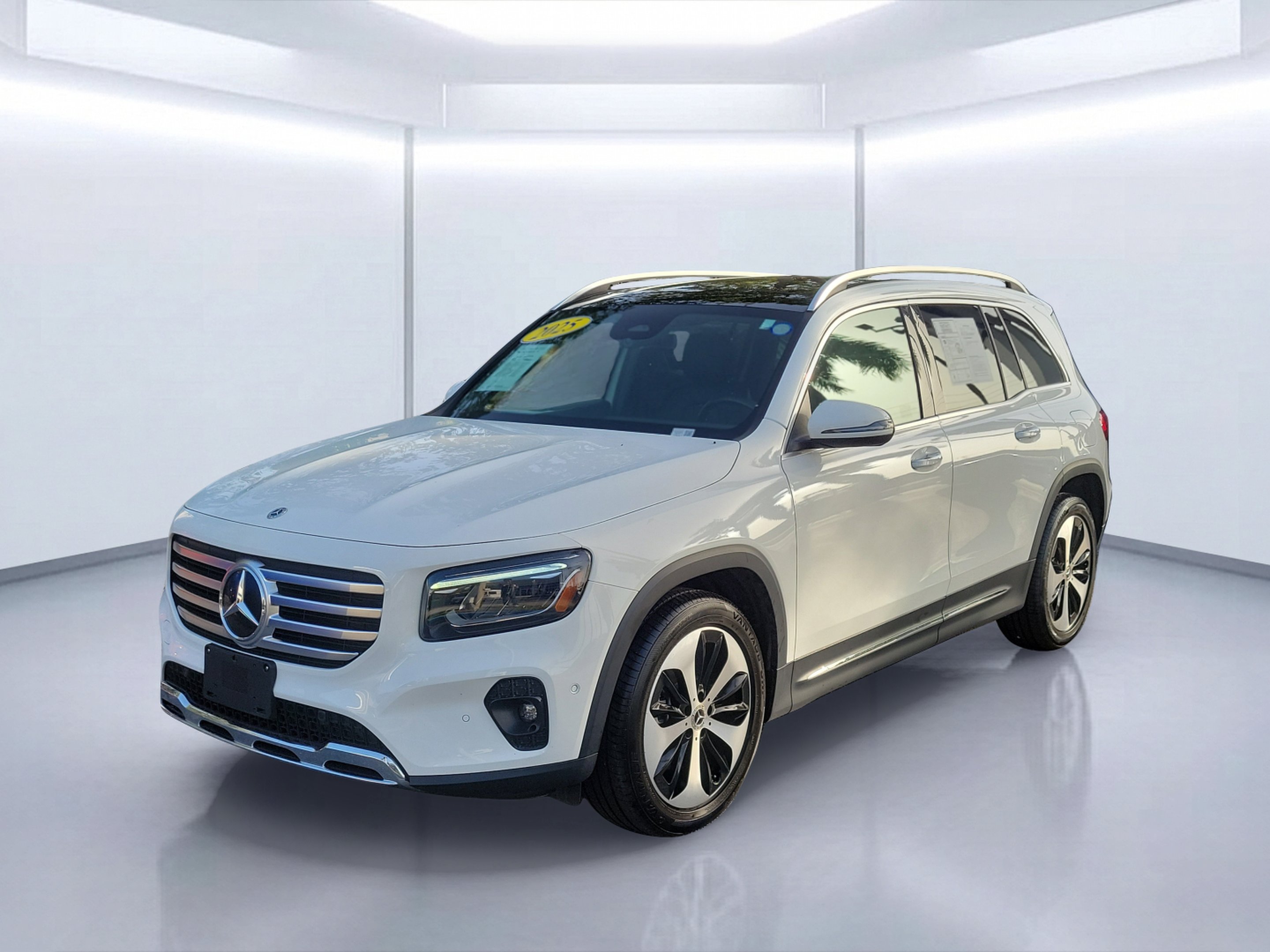 Used 2025 Polar White Mercedes-Benz GLB 250 image 2