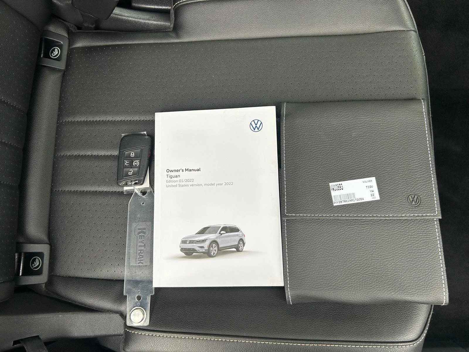 Certified Used 2022 SILVER Volkswagen SE image 3