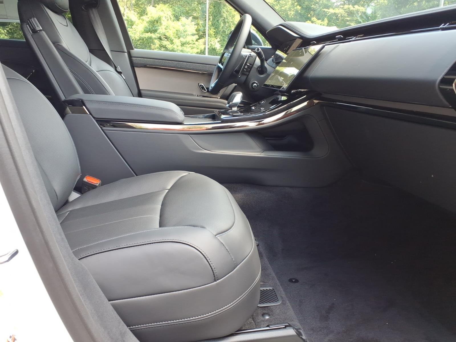 New 2026 Fuji White LAND ROVER Dynamic SE image 3
