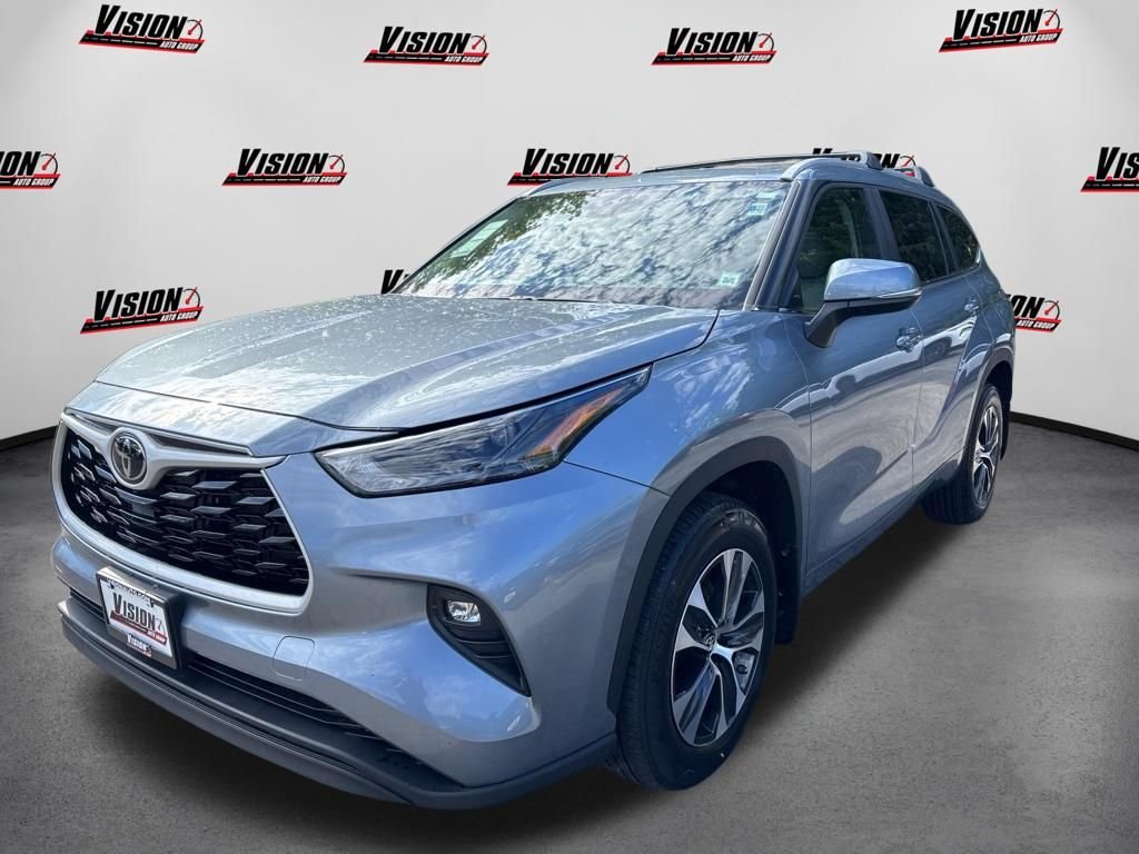 Used 2024  Toyota XLE image 1