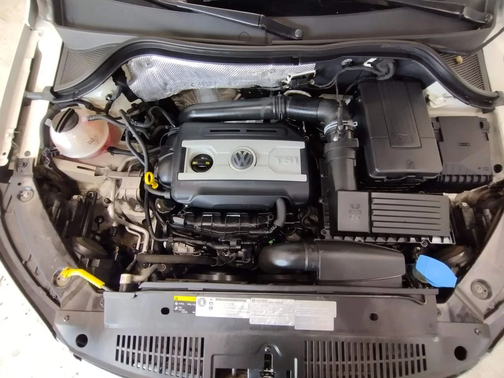 Used 2014 White Volkswagen SE image 8