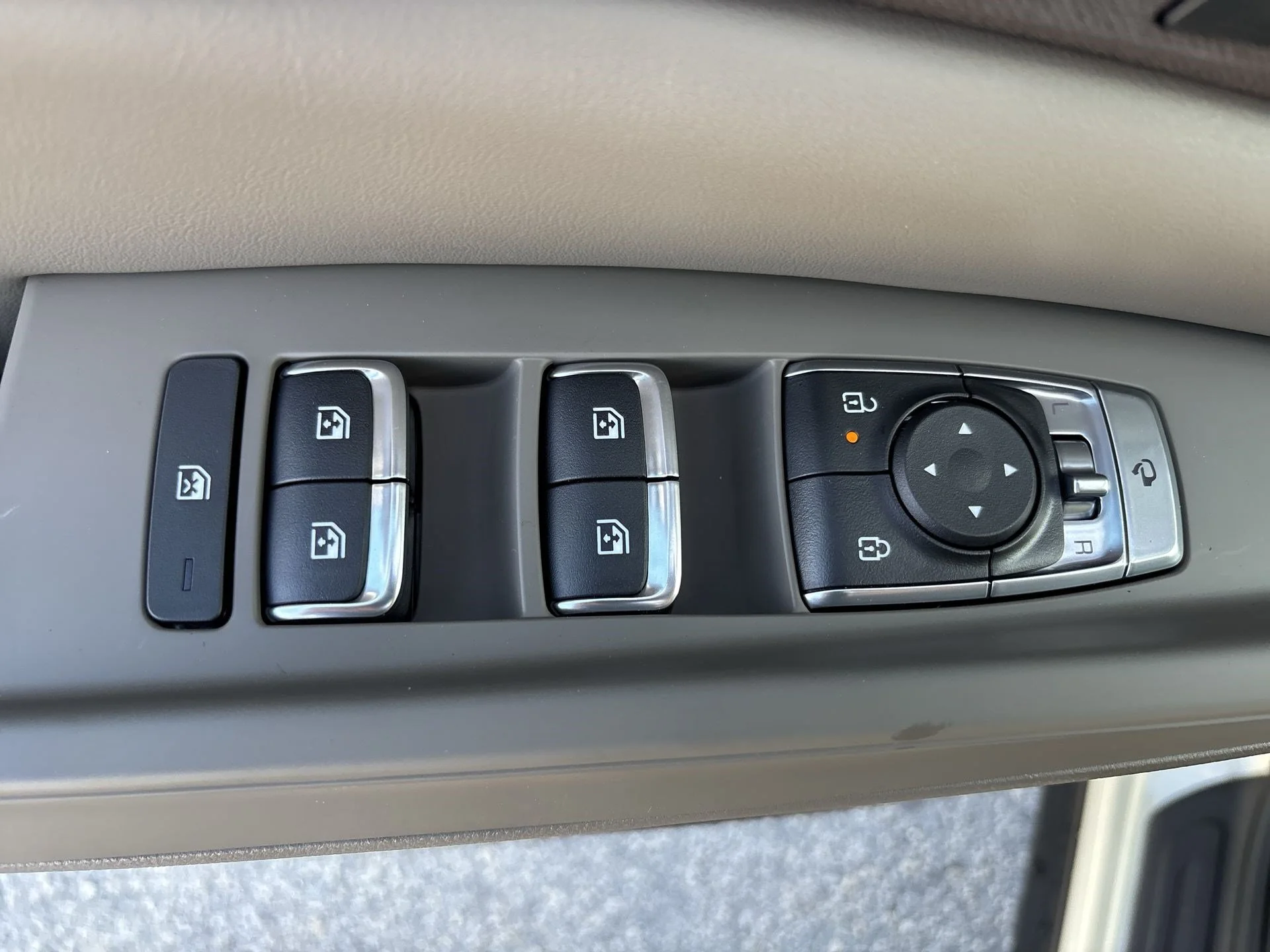 New 2027 Ivory Silver Kia EX image 17
