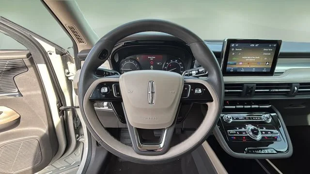 Used 2022 White Lincoln Standard image 11