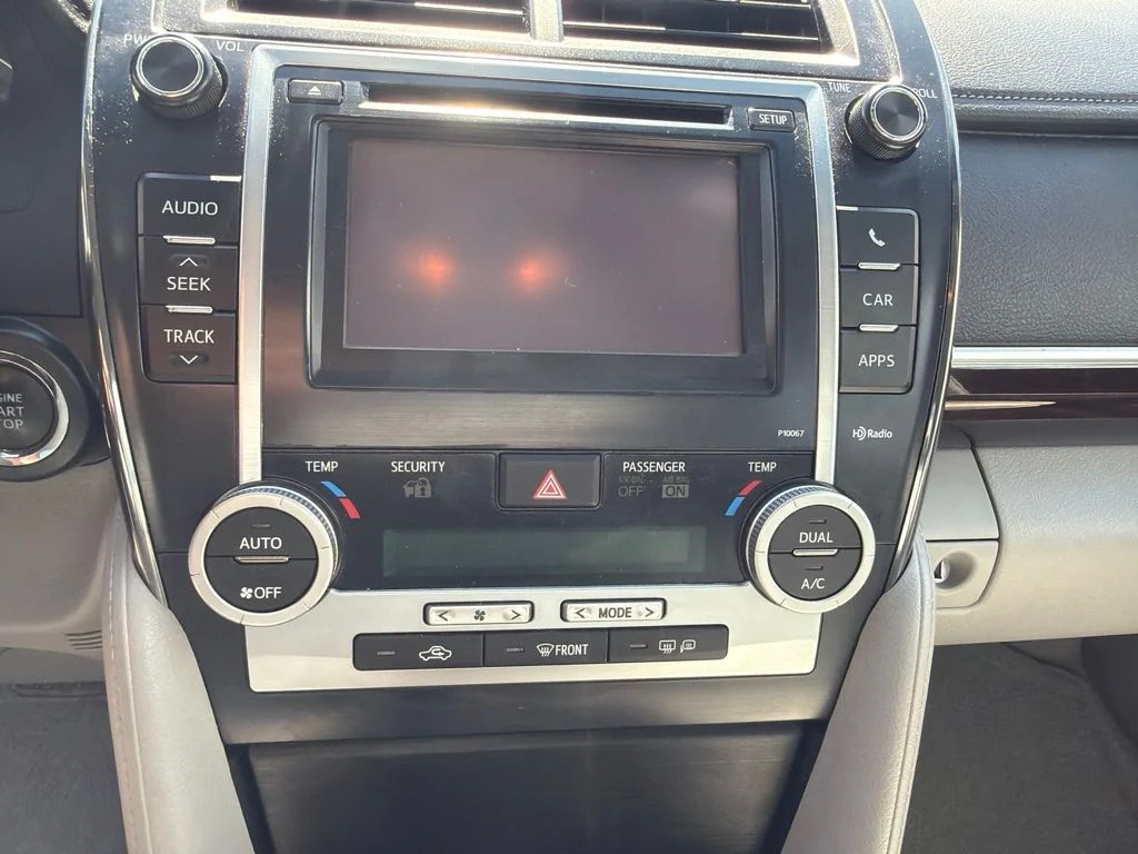 Used 2013 Classic Silver Metallic Toyota XLE image 10