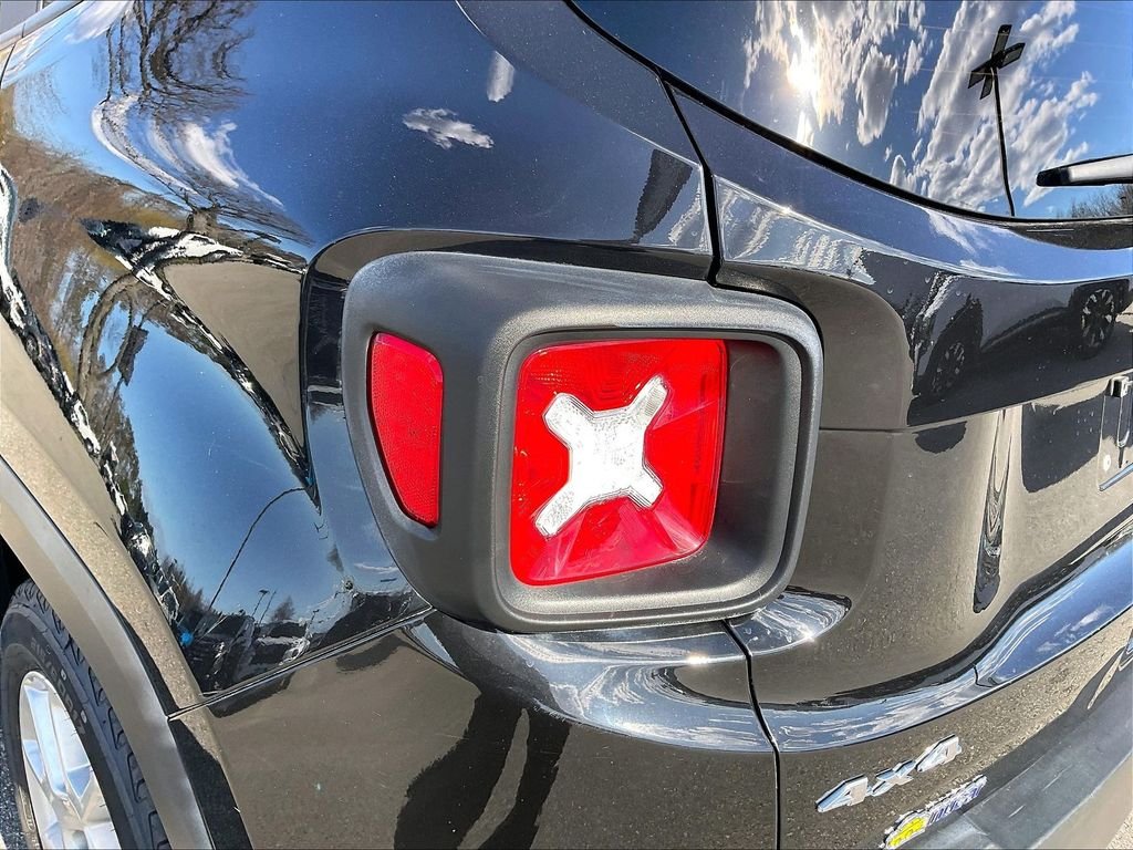 Used 2023 Black Clearcoat Jeep Latitude image 28