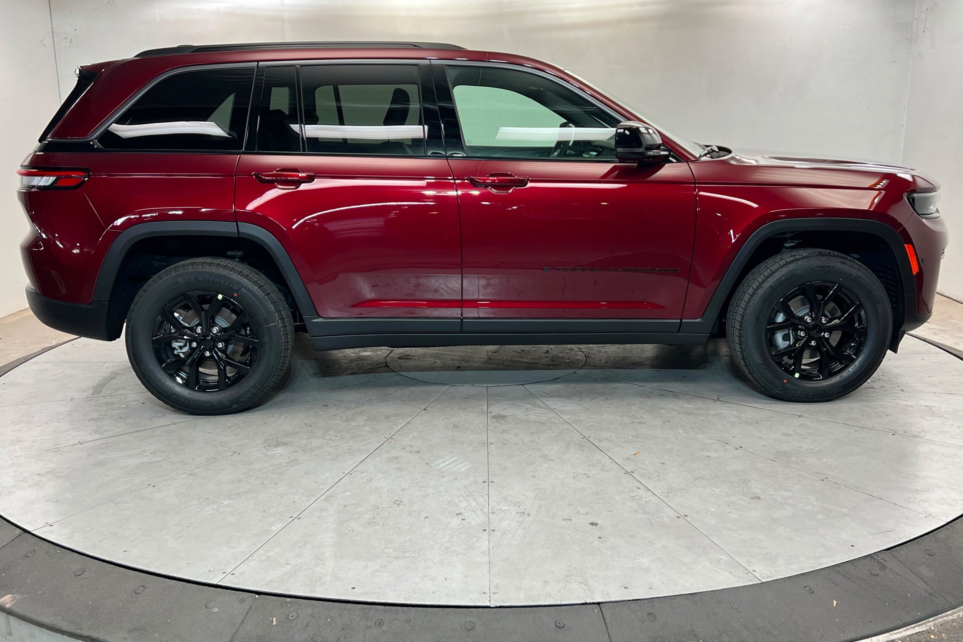 New 2026 Velvet Red Pearl-Coat Exterior Paint Jeep Laredo Altitude image 7