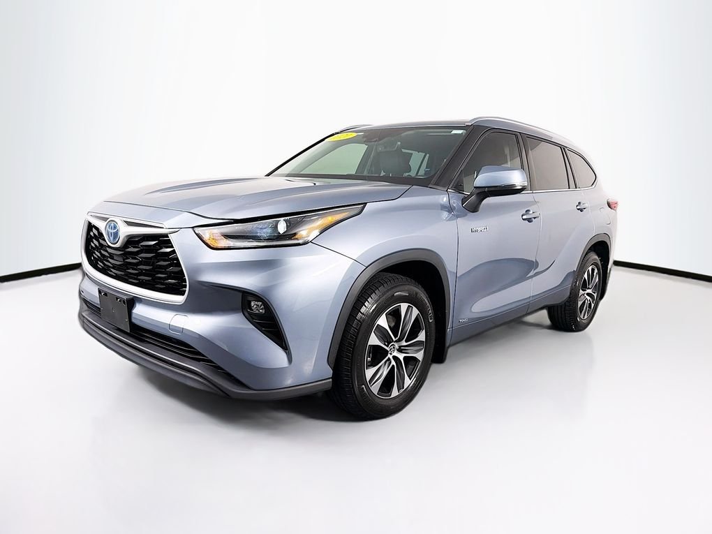 Used 2021  Toyota XLE image 3