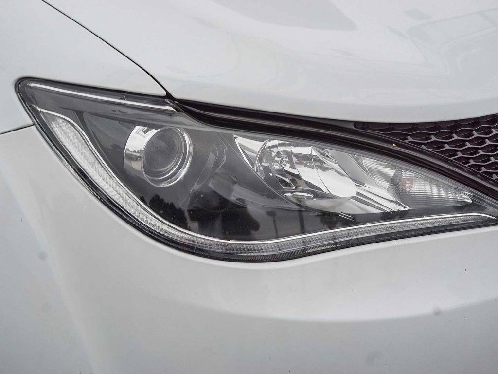 Used 2018 White Chrysler Limited image 11