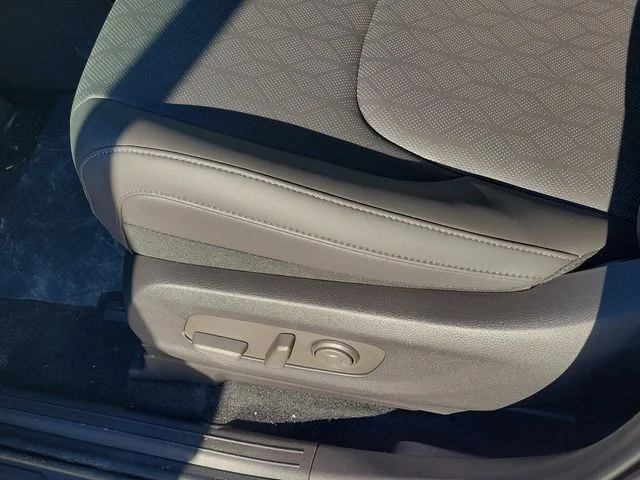 New 2026 Snow White Pearl Kia LXS image 9