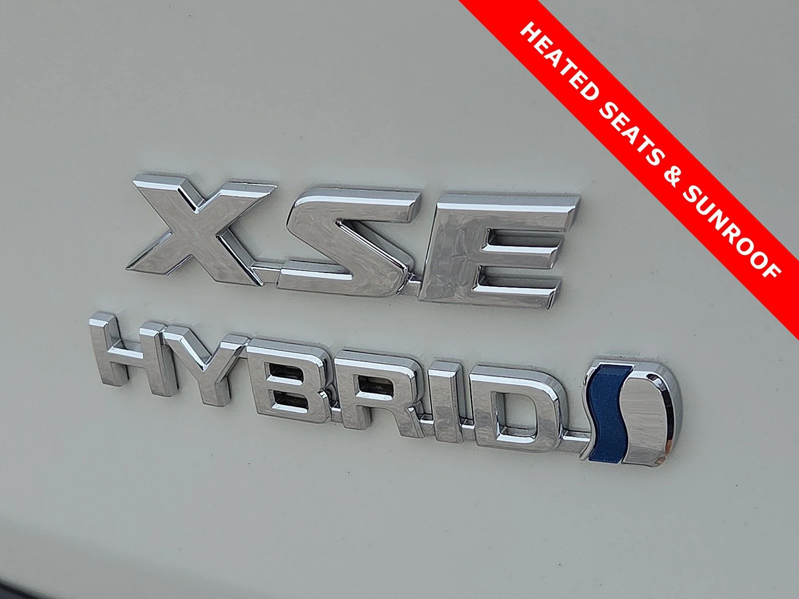 Used 2022 Blizzard Pearl/Midnight Black Metallic Toyota Hybrid XSE image 8